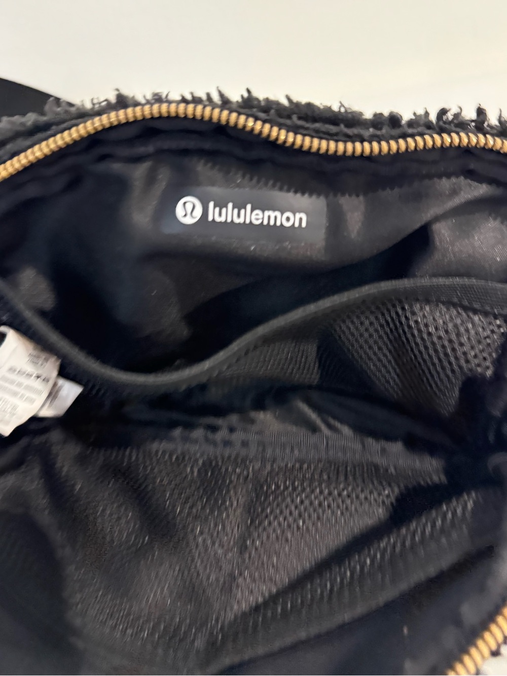 Lululemon Everywhere Fleece Belt Bag black and gold - Picture 8 of 15